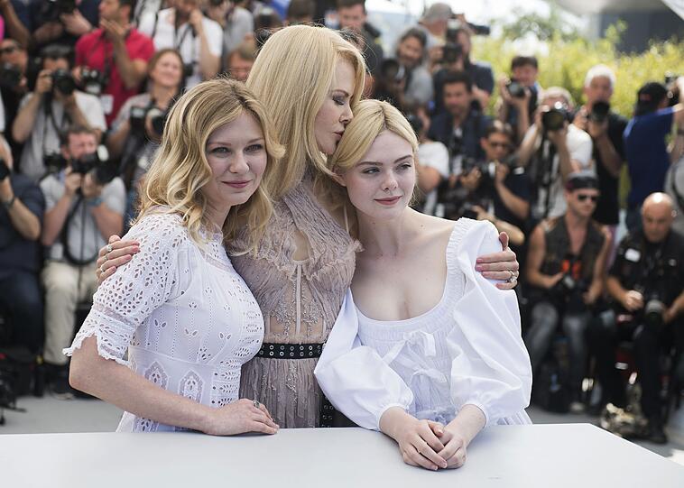 Die Schauspielerinnen Elle Fanning, Nicole Kidman und Kirsten Dunst (von links) posieren in Cannes beim Fototermin für den Film "Die Verführten" von Sofia Coppola.