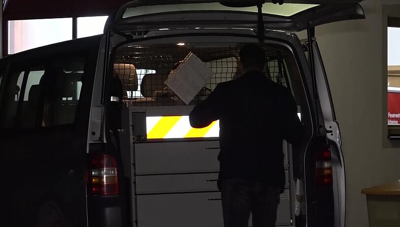 Bilder vom Sonntagabend: Siegfried Rauch sackt am Sonntag in seinem Wohnort Obersöchering südlich von München zusammen und fällt anschließend eine Treppe hinab. Der Sturz war nicht todesursächlich. Die Obduktion des Leichnams ergab: Herzversagen.