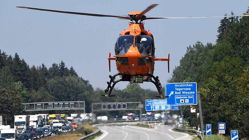 Er wird mit einem Rettungshubschrauber in eine Klinik geflogen.