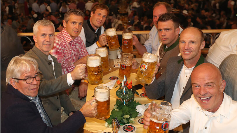 Die Legenden des FC Bayern ließen es sich im Winzerer Fahndl schmecken.