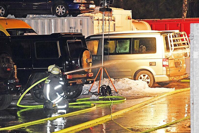 Stundenlang musste die Feuerwehr den Gas-Tank kühlen, um eine Explosion zu verhindern.