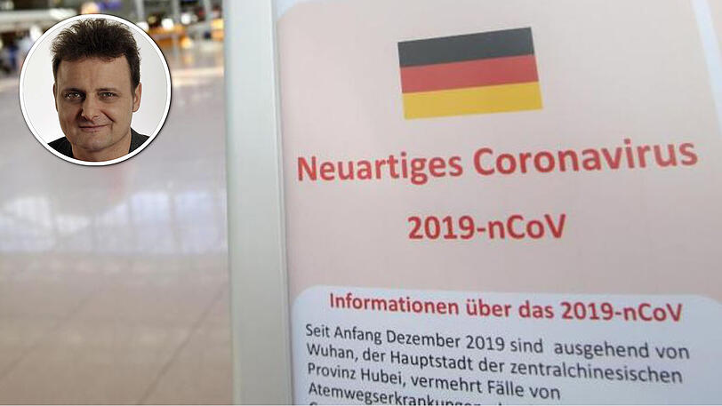 Ein Aufsteller der Gesundheitsbörde und des Robert Koch-Instituts im Hamburger Flughafen.