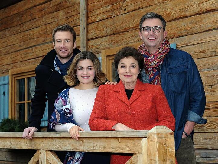 Das "Bergdoktor"-Team: Heiko Ruprecht (l-r), Ronja Forcher, Monika Baumgartner und Hans Sigl.