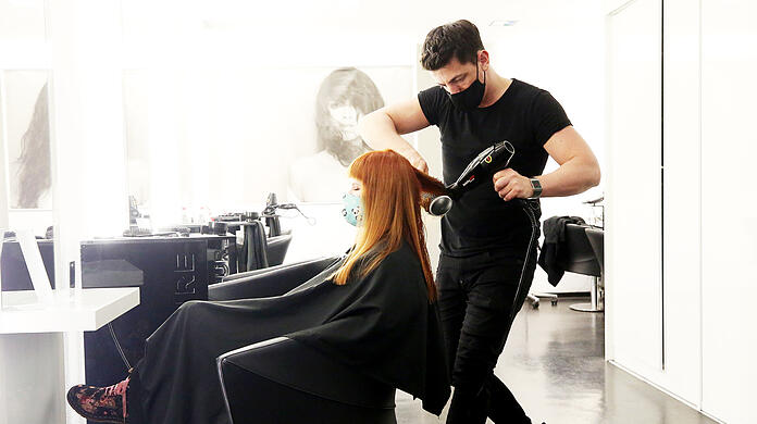 Friseurmeister Mirko Schoroth föhnt Larissa Bast als eine der letzten Kundinnen die Haare im Friseurgeschäft «PURE - more than hair». Friseure müssen wegen des neuerlichen Lockdowns um Mitternacht bis mindestens zum 10.01.2021 schließen. +++ dpa-Bildfunk +++