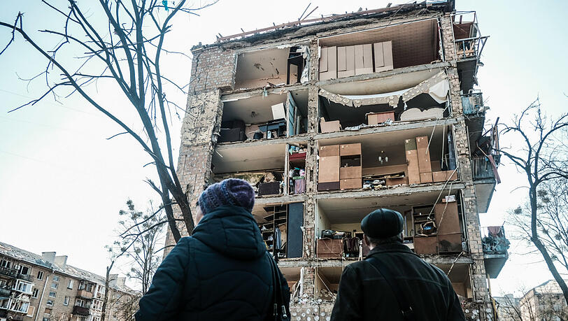 Das war einmal ihr Zuhause: Anwohner betrachten ein zerstörtes Wohnhaus nach einem russischen Luftangriff auf Kiew. Das war einmal ihr Zuhause: Anwohner betrachten ein zerstörtes Wohnhaus nach einem russischen Luftangriff auf Kiew.