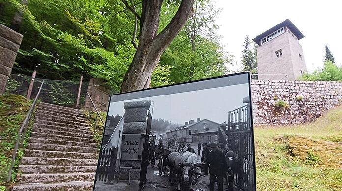 Eine Hinweistafel auf dem Gelände der KZ-Gedenkstätte Flossenbürg in der Oberpfalz.