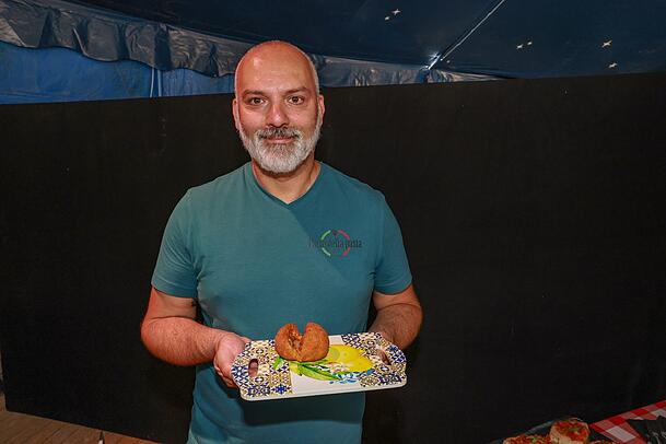 Tino Petralia holt in diesem Jahr sizilianische "Arancini" auf das Sommer-Tollwood.