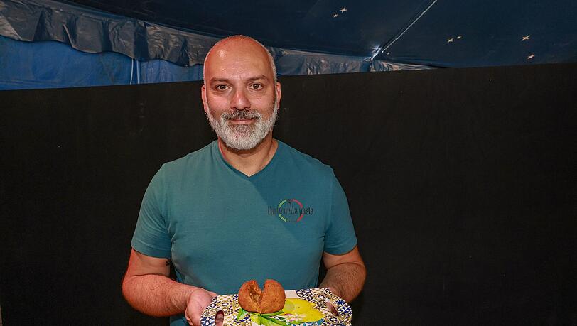 Tino Petralia holt in diesem Jahr sizilianische "Arancini" auf das Sommer-Tollwood. Tino Petralia holt in diesem Jahr sizilianische "Arancini" auf das Sommer-Tollwood.