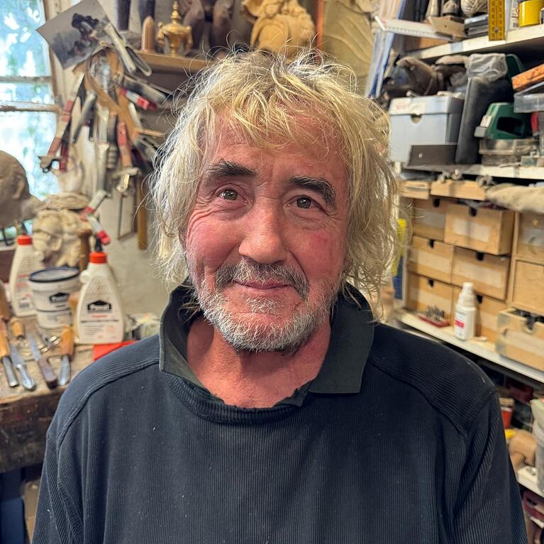 Rainer Maria Strixner in seiner geliebten Werkstatt: Hier entstanden Heiligenfiguren genauso wie die Karl Valentin-Statuen.