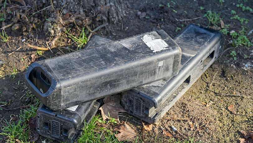 Die achtlos weggeworfenen Akkus von E-Rollern. Wer dabei erwischt wird, alte Batterien irgendwo in der Natur abzuladen, riskiert ein hohes Bußgeld.