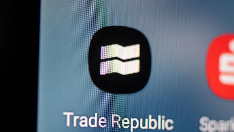 Der Online-Broker Trade Republic arbeitet rein App-basiert. (Archivbild)