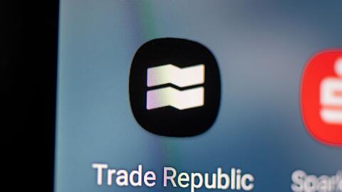 Der Online-Broker Trade Republic arbeitet rein App-basiert. (Archivbild)