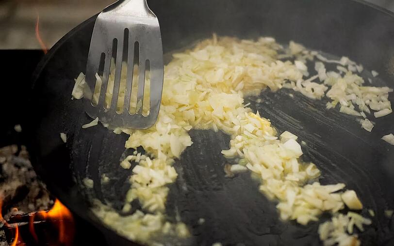 Zwiebeln wirken bei Verzehr außerdem blutverdünnend, was einem Herzinfarkt vorbeugen kann. Die schwefelhaltigen Substanzen in einer Zwiebel schützen vor Thrombose, da sie die Blutgerinnung hemmen. Zwiebeln wirken bei Verzehr außerdem blutverdünnend, was einem Herzinfarkt vorbeugen kann. Die schwefelhaltigen Substanzen in einer Zwiebel schützen vor Thrombose, da sie die Blutgerinnung hemmen.