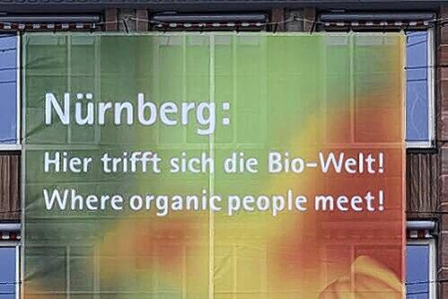 Mit großen Plakaten wirbt die BioFach fürs Begleit-Programm der Fachmesse.