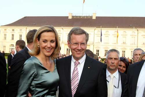 Der Sonnen-Präsident: Christian Wulff und Frau Bettina strahlen hier nicht auf Mallorca, sondern beim Sommerfest auf Schloss Bellevue um die Wette.
