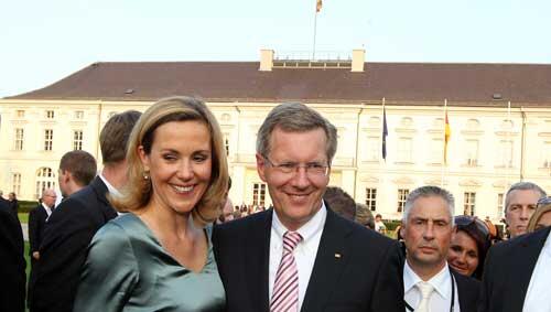Der Sonnen-Präsident: Christian Wulff und Frau Bettina strahlen hier nicht auf Mallorca, sondern beim Sommerfest auf Schloss Bellevue um die Wette. Der Sonnen-Präsident: Christian Wulff und Frau Bettina strahlen hier nicht auf Mallorca, sondern beim Sommerfest auf Schloss Bellevue um die Wette.