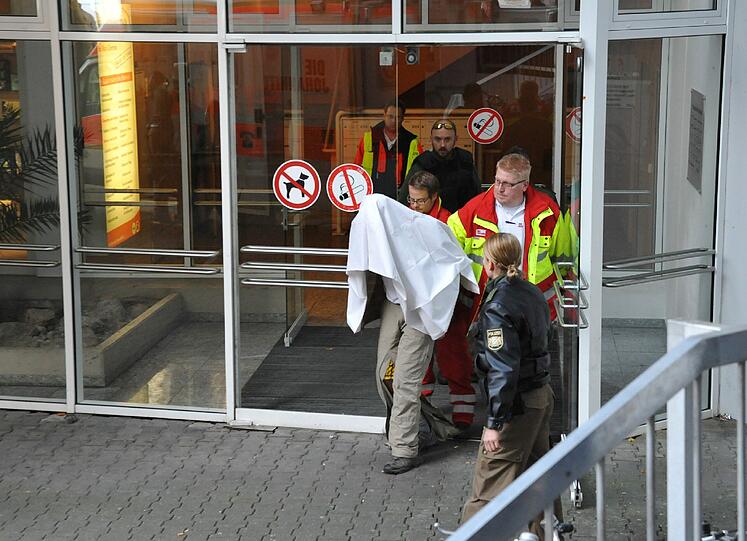 Der 51-Jährige wird abeführt. Ein Tuch über dem Kopf verbirgt sein Gesicht.