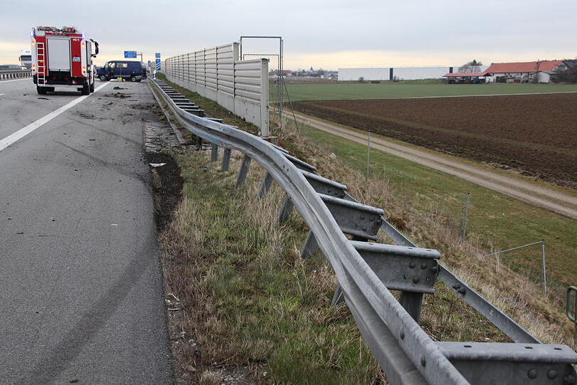 Bei dem schweren Unfall auf der A94 bei Ampfing werden die zwei Fahrer verletzt.