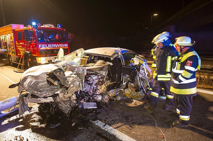 Die Autos sind nur noch Schrott. Beide Männer starben in den völlig demolierten Wracks.