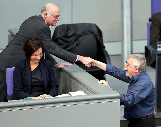 Er sei von dem "Ironiker" Norbert Lammert, Bundestagspräsident, eingeladen worden, um der Linken ein paar Ohrfeigen zu verpassen, sagte Biermann vor den Abgeordneten.