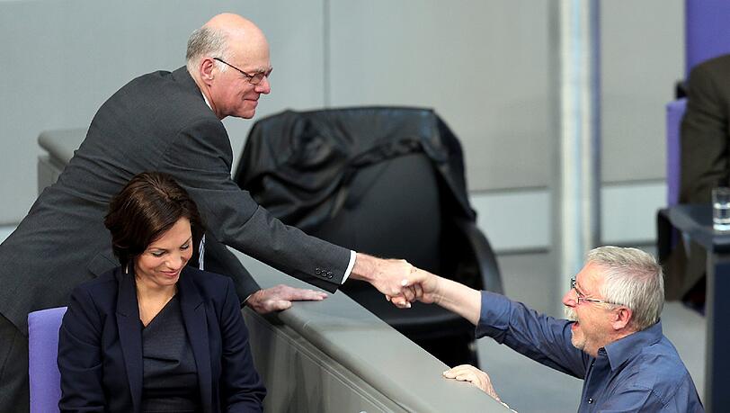 Er sei von dem "Ironiker" Norbert Lammert, Bundestagspräsident, eingeladen worden, um der Linken ein paar Ohrfeigen zu verpassen, sagte Biermann vor den Abgeordneten. Er sei von dem "Ironiker" Norbert Lammert, Bundestagspräsident, eingeladen worden, um der Linken ein paar Ohrfeigen zu verpassen, sagte Biermann vor den Abgeordneten.