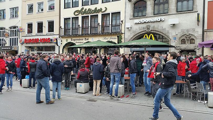 Amateur-Derby: FC Bayern II gegen den TSV 1860 II - Fans treffen sich in den Innenstadt. Die Bilder...