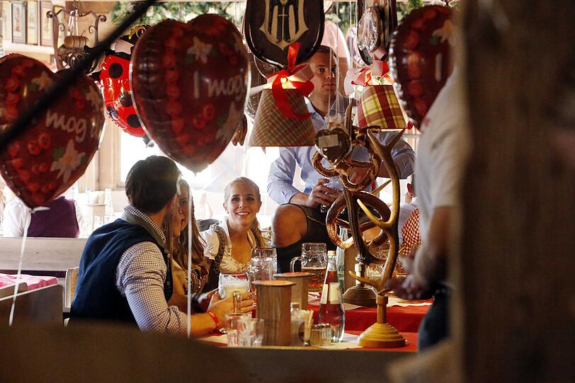 Manuel Neuer mit Freundin Nina im Käfer-Zelt
