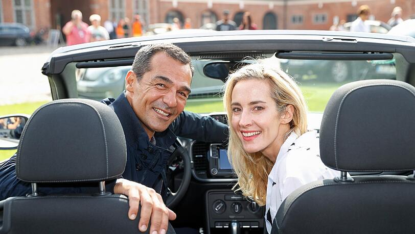 Streit um das Lenkrad: Erol Sander mit seiner Frau Caroline. Streit um das Lenkrad: Erol Sander mit seiner Frau Caroline.