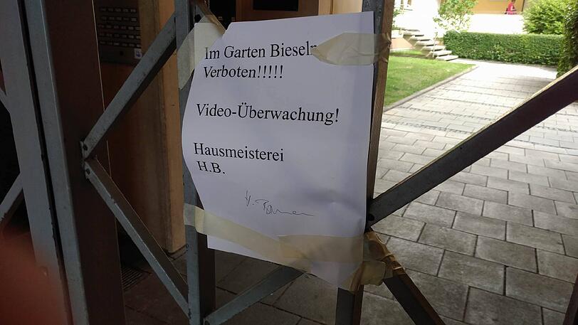 Der Hausmeister dieses nahegelegenen Innenhofs hat dunkle Vorahnungen was den Fan-Ansturm betrifft.