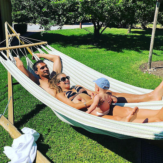 Mats und Cathy Hummels genießen den Sommer gemeinsam mit ihrem Sohn Ludwig in der Hängematte im Garten.