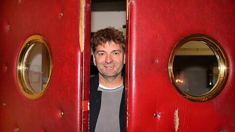 Der Konzertveranstalter und Kulturmanager Till Hofmann in seinem Lustspielhaus.