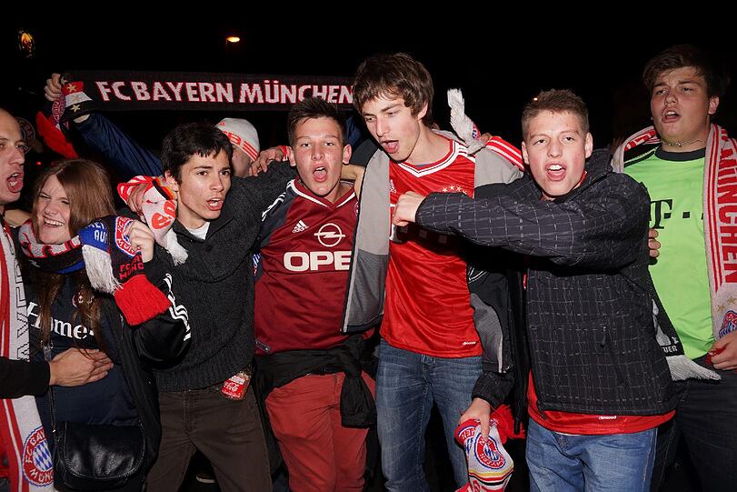 Auf der Leopoldstraße in München feiern Fans des FC Bayern München den Sieg im DFB-Pokal gegen den VfB Stuttgart.