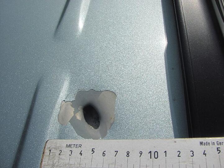 Mit großem Kaliber wurde auf der A94 auf einen Pkw geschossen. Die Bilder von der Polizei.