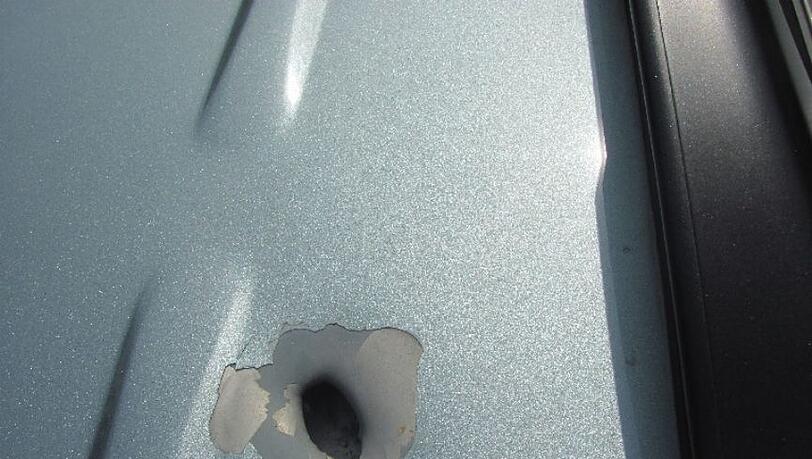 Mit großem Kaliber wurde auf der A94 auf einen Pkw geschossen. Die Bilder von der Polizei. Mit großem Kaliber wurde auf der A94 auf einen Pkw geschossen. Die Bilder von der Polizei.
