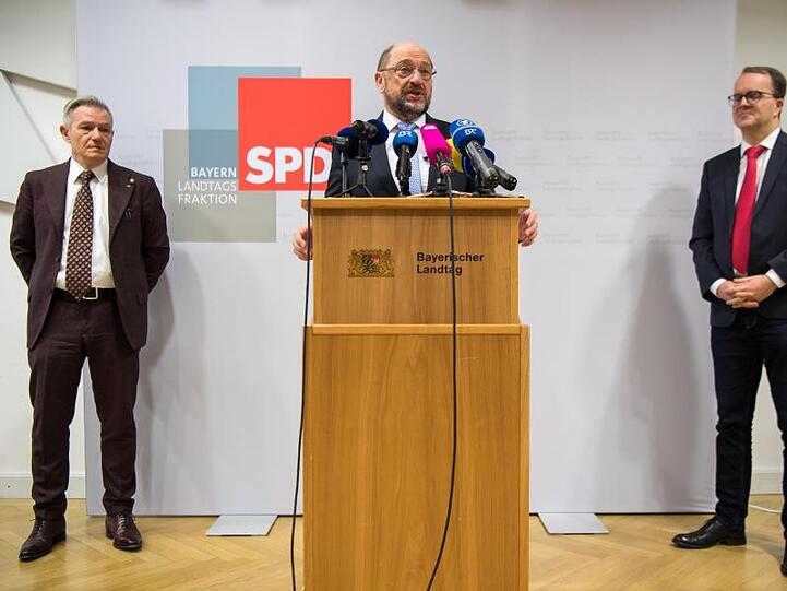 Der ehemalige SPD-Vorsitzende und frühere Präsident des EU-Parlaments, Martin Schulz (M), ist zu sehen. Foto: Peter Kneffel