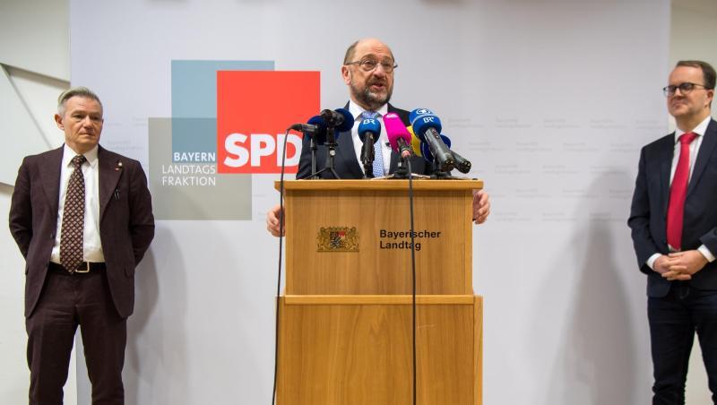 Der ehemalige SPD-Vorsitzende und frühere Präsident des EU-Parlaments, Martin Schulz (M), ist zu sehen. Foto: Peter Kneffel Der ehemalige SPD-Vorsitzende und frühere Präsident des EU-Parlaments, Martin Schulz (M), ist zu sehen. Foto: Peter Kneffel