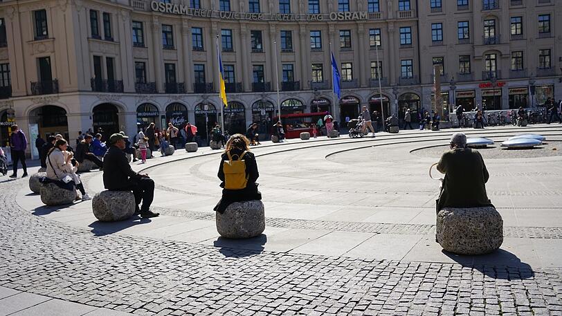 Die Sitzsteine am Stachus werden gleich genutzt.