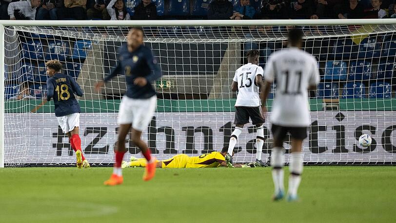 Der entscheidende Treffer: Deutschlands Torhüter Noah Atubolu kann das 1:0 durch Frankreichs Amine Gouiri nicht verhindern.