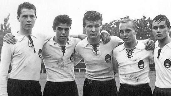 Franz Beckenbauer (li.) bei der Jugend von 1906 München. Franz Beckenbauer (li.) bei der Jugend von 1906 München.