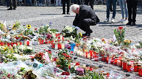 Bundespräsident Frank-Walter Steinmeier legt einen Trauerkranz nieder.
