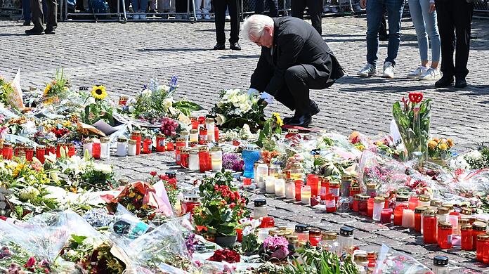 Bundespräsident Frank-Walter Steinmeier legt einen Trauerkranz nieder.