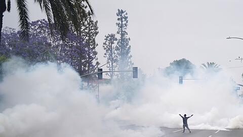 Die Sicherheitskräfte setzten unter anderem Tränengas ein, um Demonstranten zurückzudrängen.