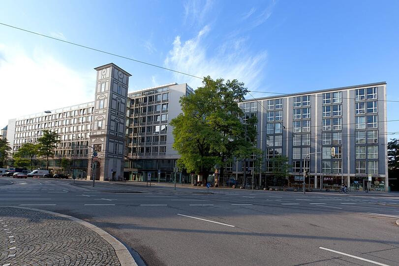 Nur der alten Renaissance-Turm war im Krieg stehen geblieben. Drumherum baute Sep Ruf ab 1953 die Neue Maxburg.