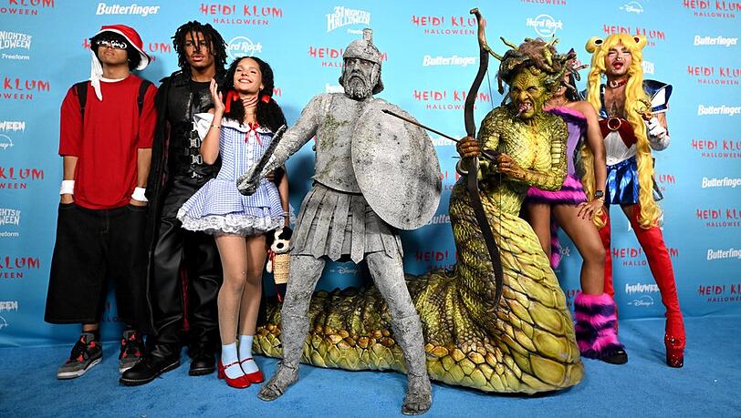 Johan Samuel (v.l.) Henry Samuel mit seiner Freundin Kayla Betulius, Tom Kaulitz, Heidi Klum, Lou Samuel und Bill Kaulitz posierten am Freitagabend für die Fotografen in New York City. Johan Samuel (v.l.) Henry Samuel mit seiner Freundin Kayla Betulius, Tom Kaulitz, Heidi Klum, Lou Samuel und Bill Kaulitz posierten am Freitagabend für die Fotografen in New York City.