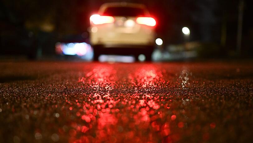 Bis in den Morgen warnt der Wetterdienst vor Gl&auml;tte und Schnee.