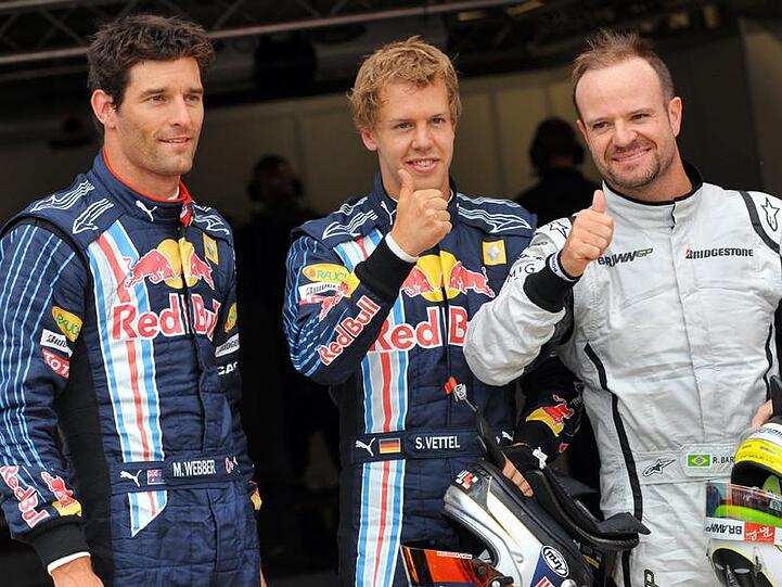 Sebastian Vettel (m) hat sich vor Rubens Barrichello (r) und Mark Webber die Pole gesichert.