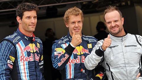 Sebastian Vettel (m) hat sich vor Rubens Barrichello (r) und Mark Webber die Pole gesichert.
