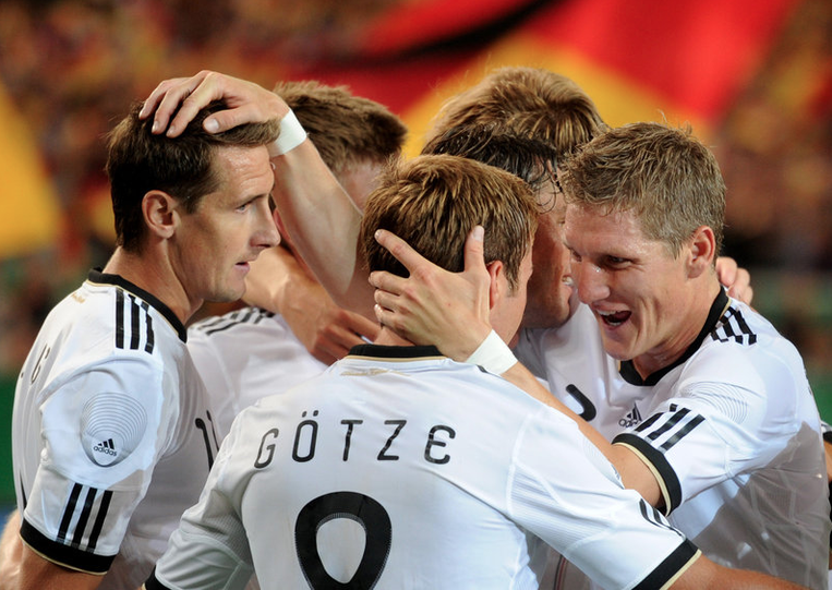 Mario Götze lässt sich von den Teamkollegen feiern.