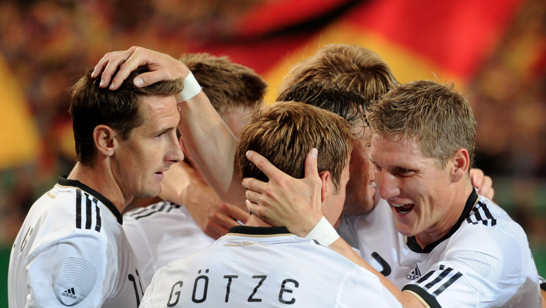 Mario Götze lässt sich von den Teamkollegen feiern. Mario Götze lässt sich von den Teamkollegen feiern.