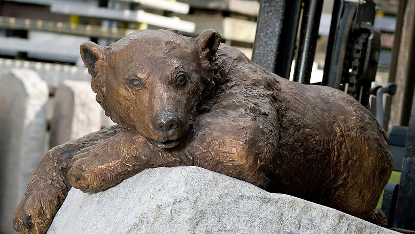 Die Bronzestatue von Eisbär Knut wird am 24. Oktober im Berliner Zoo aufgestellt. Die Bronzestatue von Eisbär Knut wird am 24. Oktober im Berliner Zoo aufgestellt.